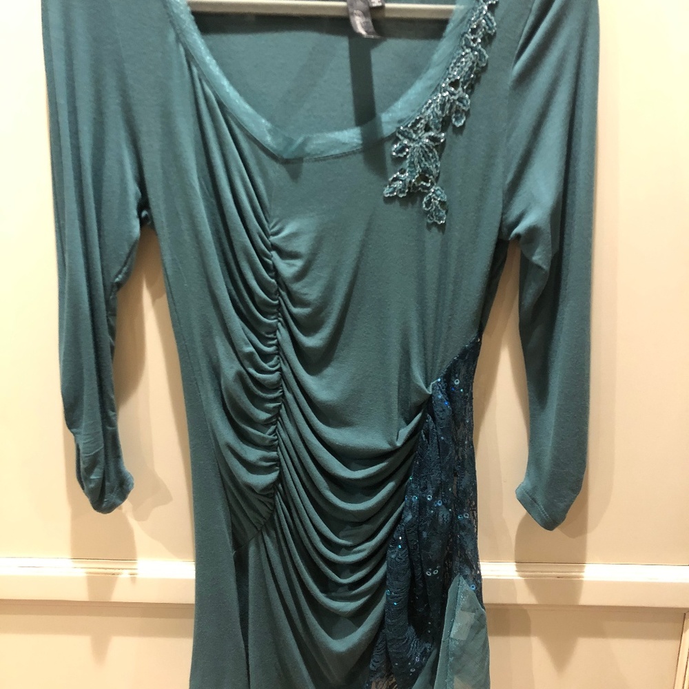 Buckle BKE Boutique Lace Sequin Applique Knit Top